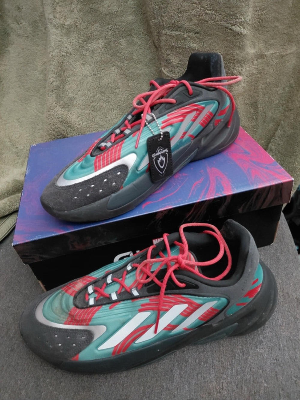 9.5 Men's marvel Adidas ozelia Sneakers - Teal & Red Performance Trainer